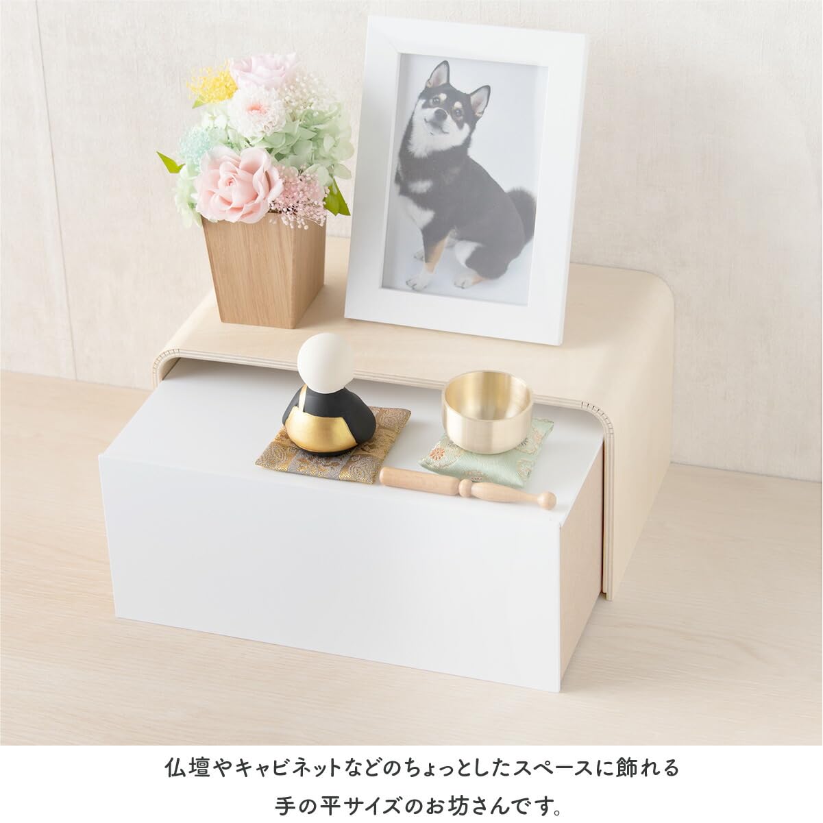 黒色の陶器製 僧侶の座像 置物